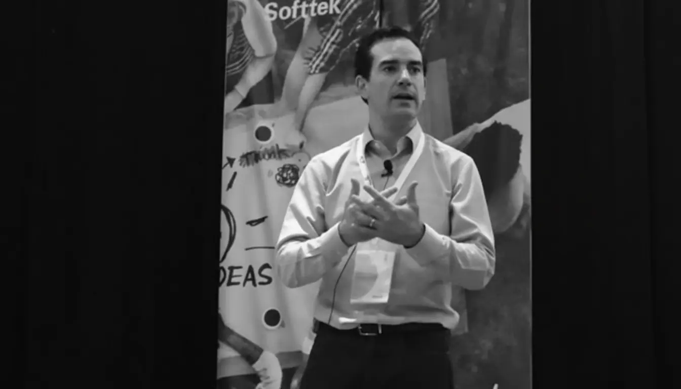 José Antonio Díaz Infante impartiendo keynote sobre estrategia de IA en evento empresarial