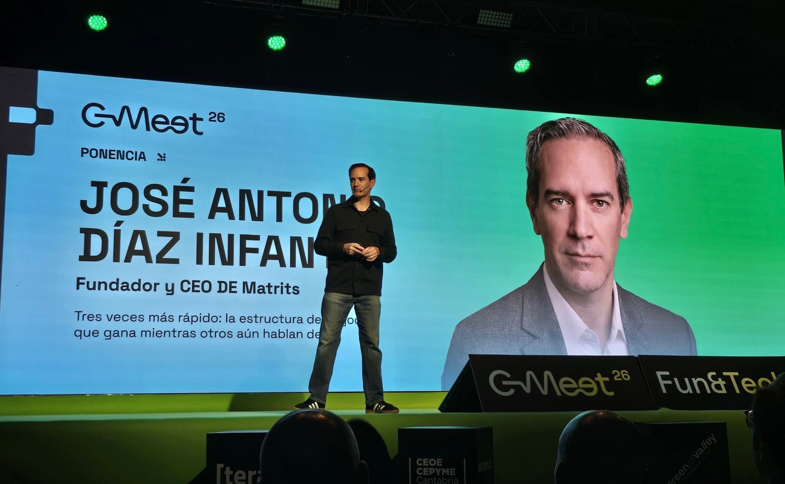 José Antonio Díaz Infante en el escenario de C-MEET 2026 junto a la pantalla con su nombre